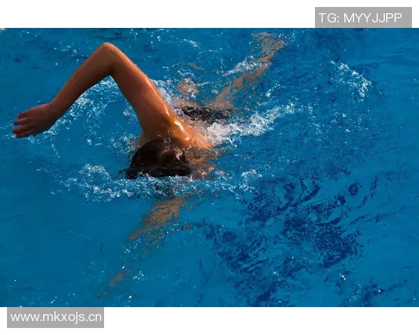 蝶泳技巧解析与提升方法详解 助力游泳爱好者突破瓶颈实现飞跃
